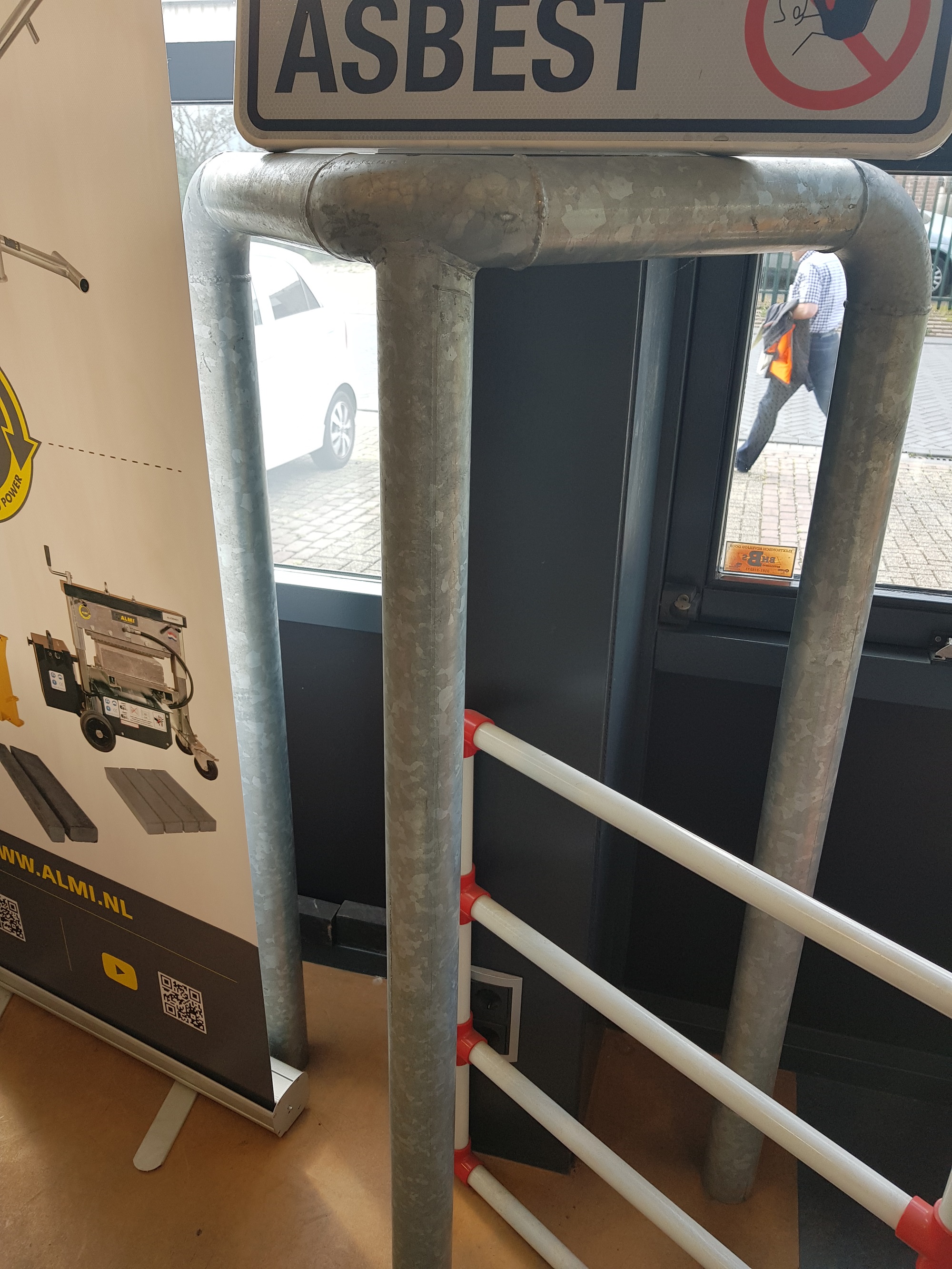 Boombeschermer 3 poot gegalv. Ø60mm, 1.40m hoog Ø76mm